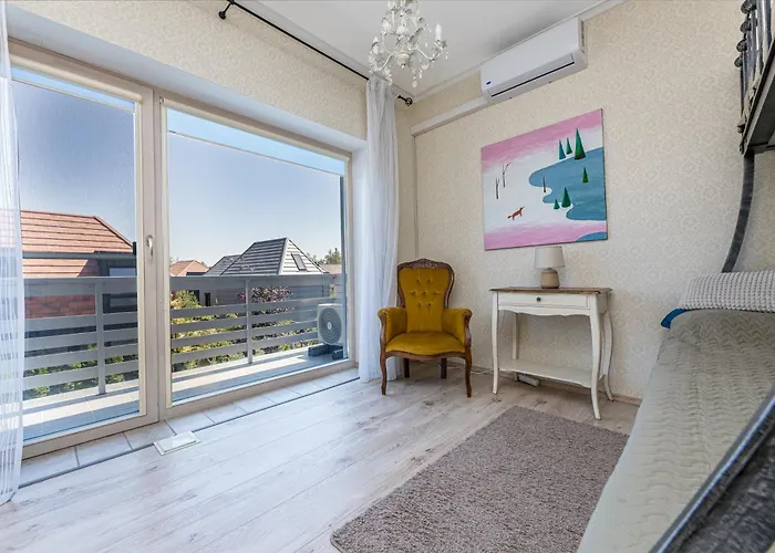 With Private Pool Laumes Juosta *